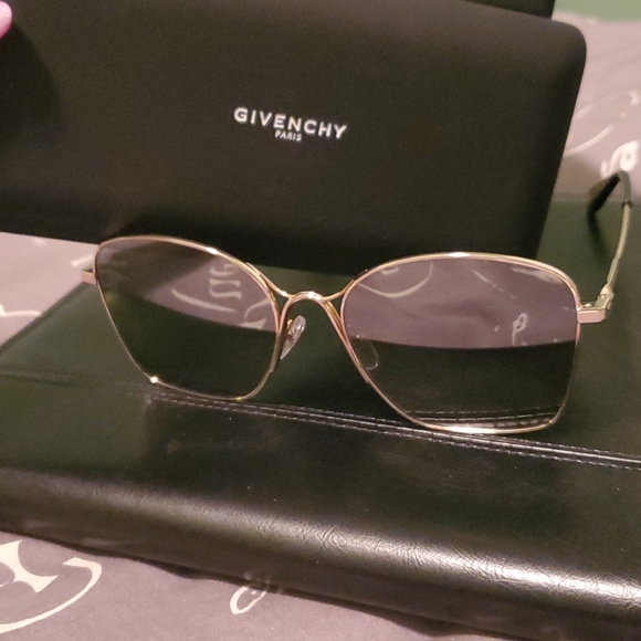 Givenchy sunglasses 🕶😎 - Picture 6 of 7